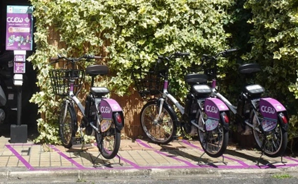 Slide show 1d8663ba cead 4eea 91e6 f7cee8d3a8d8